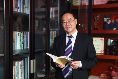 70岁的他被称为"上海滩最勤奋的律师"!一年写作长达700小时